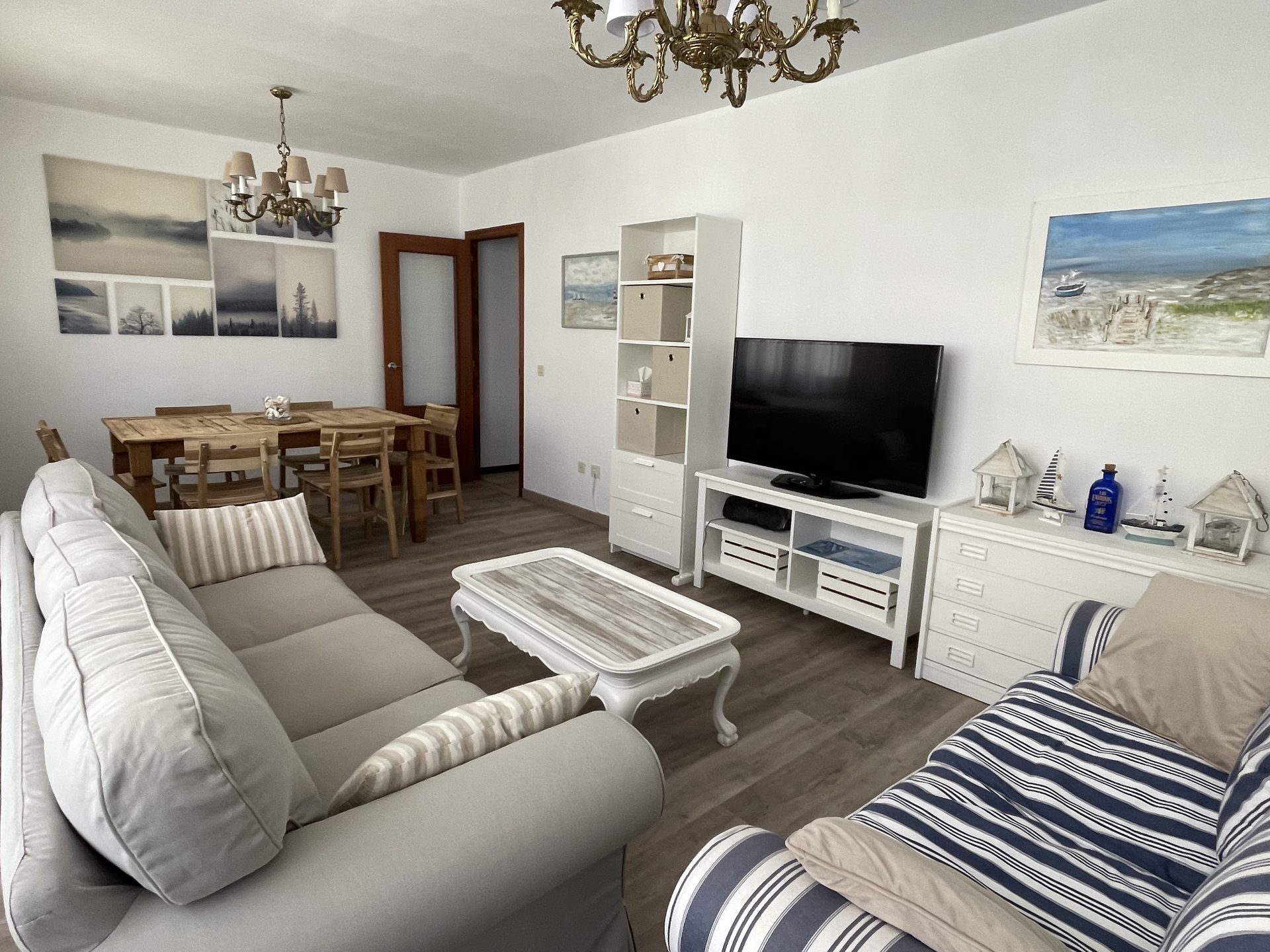 Salón-comedor de Casa del Norte en Colombres, Asturias